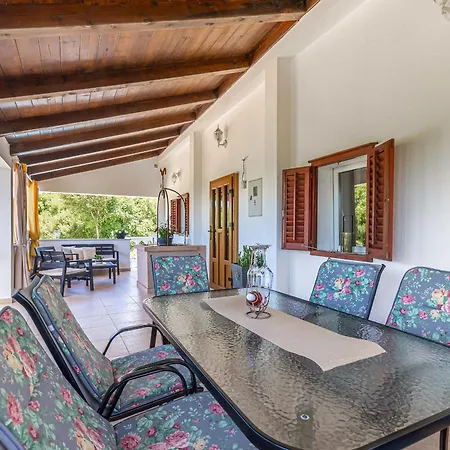 House Charming With Private Pool 펜션