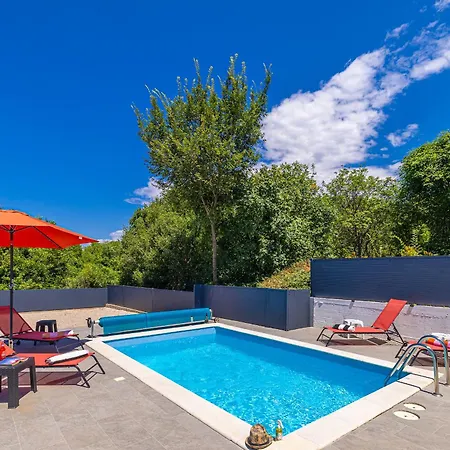 House Charming With Private Pool 펜션