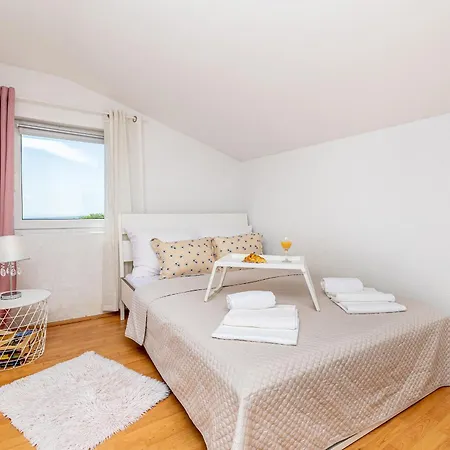 House Charming With Private Pool 펜션 Kras