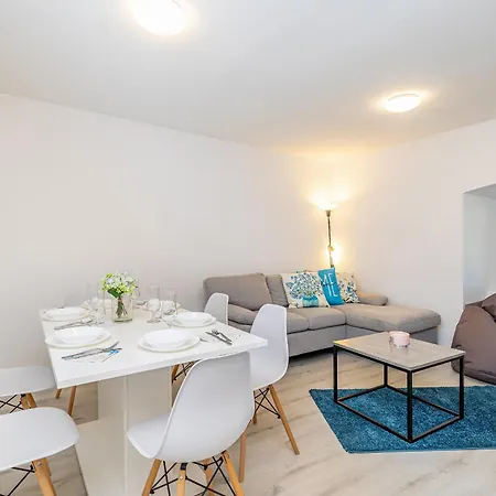 House Charming With Private Pool 펜션 *