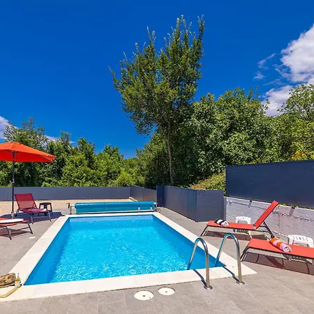 House Charming With Private Pool