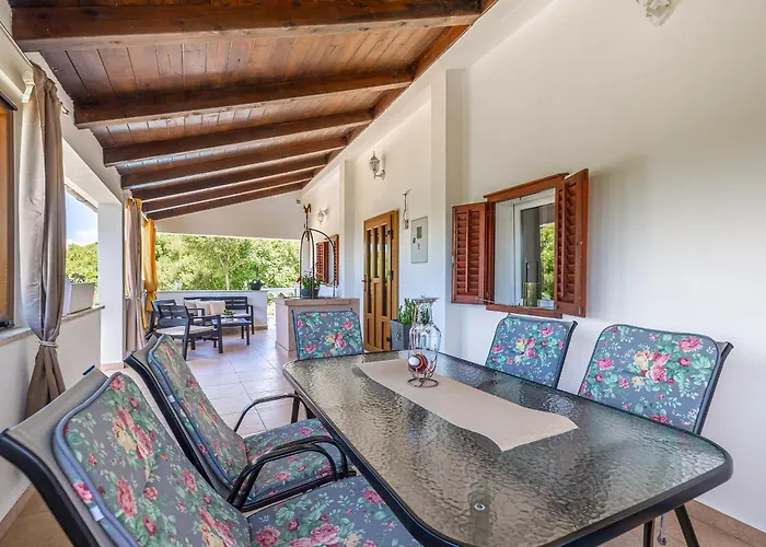 House Charming With Private Pool 펜션