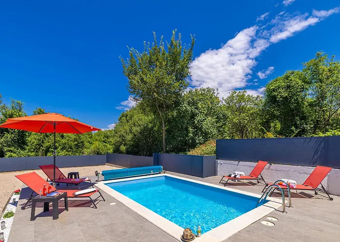 House Charming With Private Pool 펜션