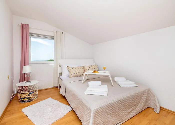 House Charming With Private Pool 펜션 Kras