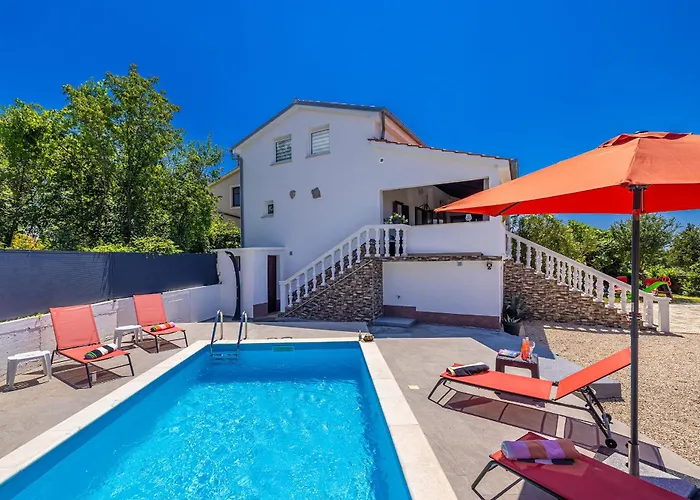 House Charming With Private Pool 펜션 Kras