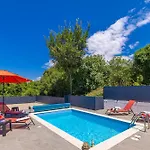 House Charming With Private Pool Case de vacanță